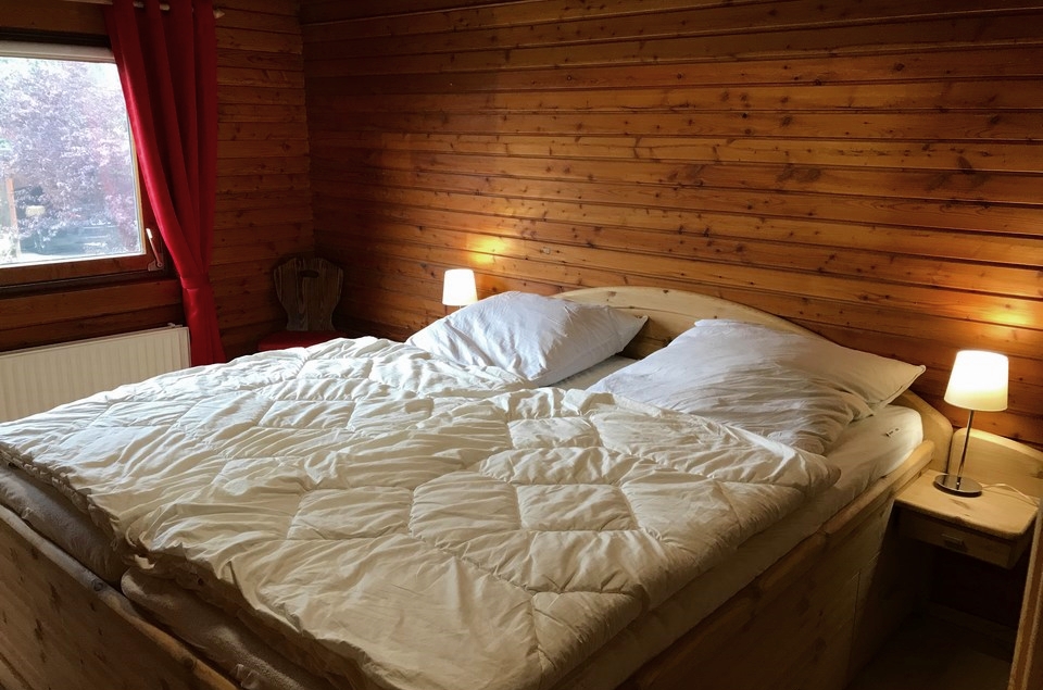 Das freundliche Schlafzimmer 1 im Erdgeschoss mit Etagenbett für Jung und Alt.